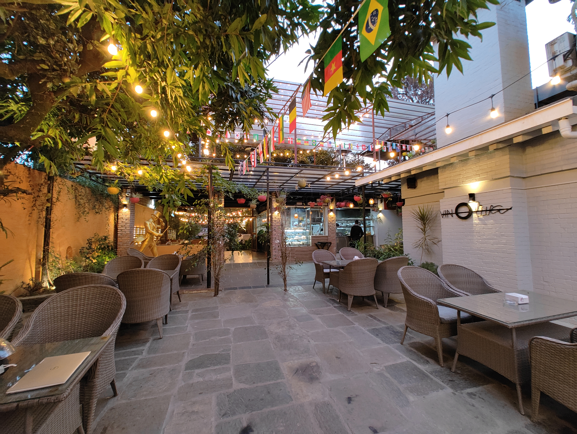 Vinoliva Restaurant & Bar image 2