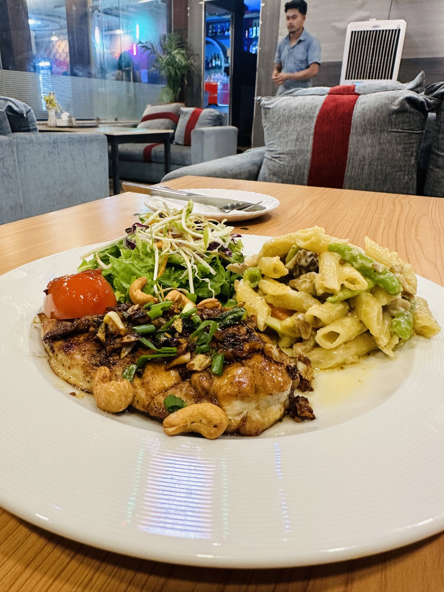 Single tree café image 3